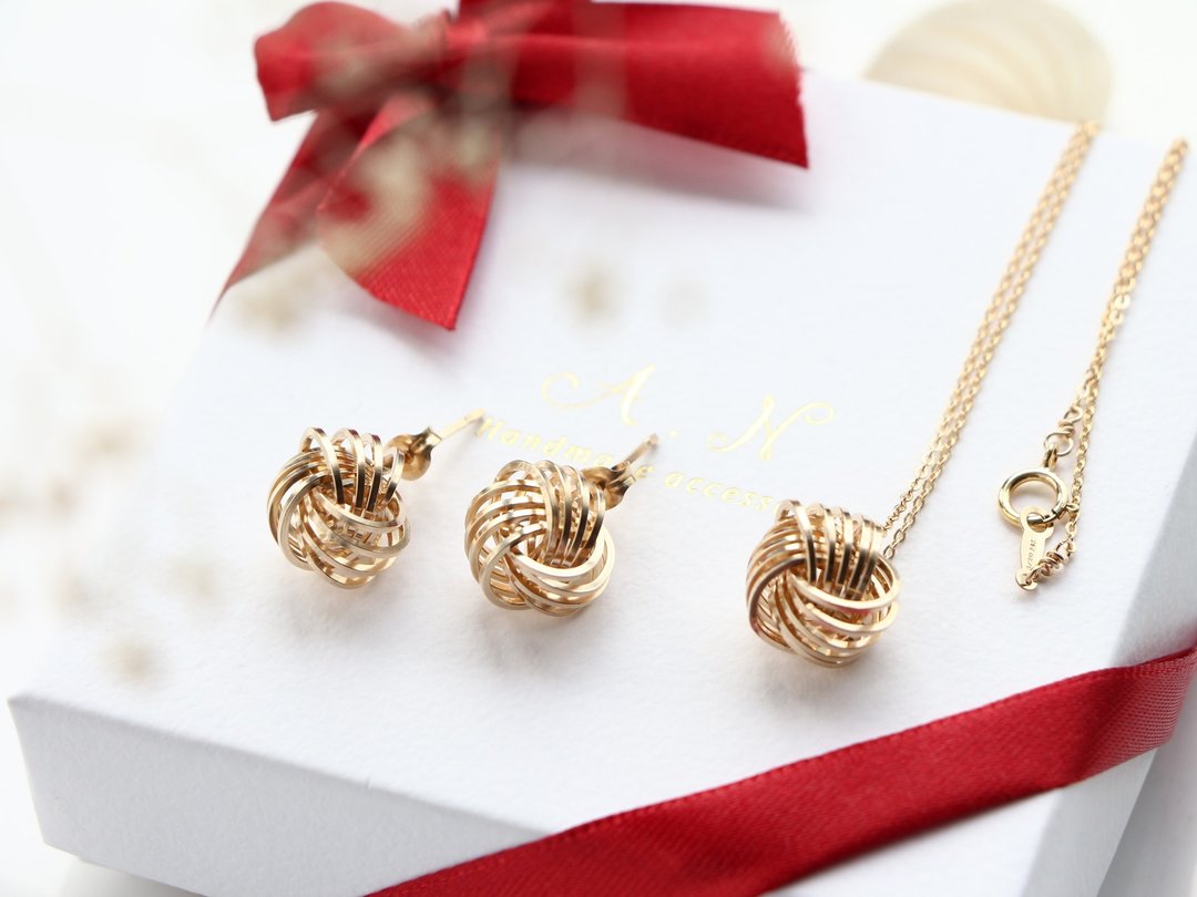 14kgf-three knot pierced earrings and necklace set - 耳环/耳夹 - 宝石 金色