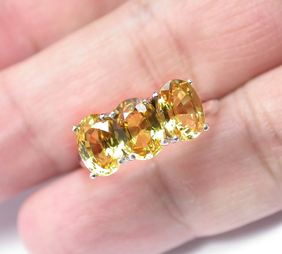 3 颗 7 x 5 mm 戒指，纯银镶嵌天然 黄色 绿柱石，尺寸 7 号，天然宝石。 - 戒指 - 纯银 黄色