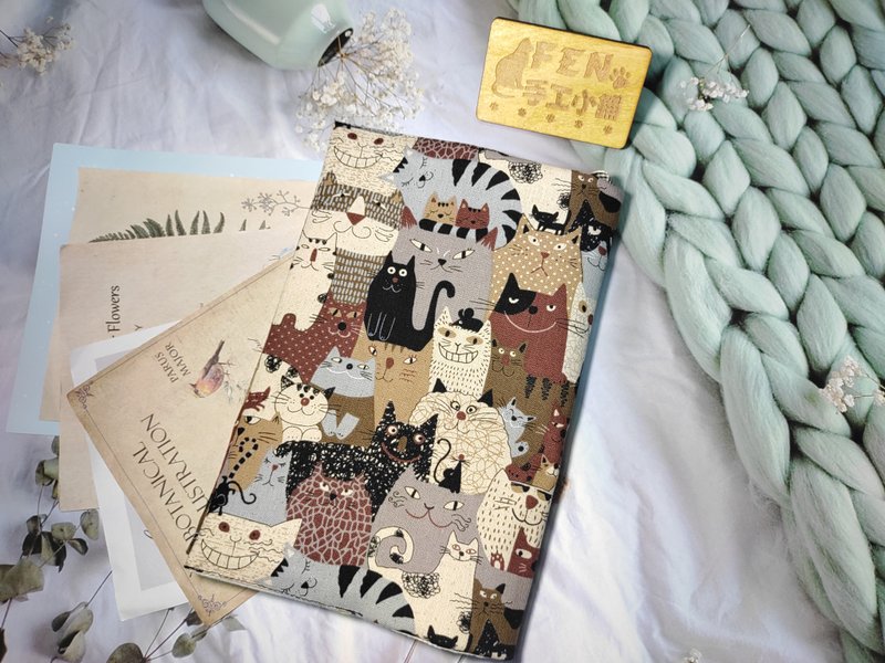 厚棉布料手绘漫画猫猫布书套-手册套-布书衣可适用A5大小书籍-25K - 书衣/书套 - 棉．麻 