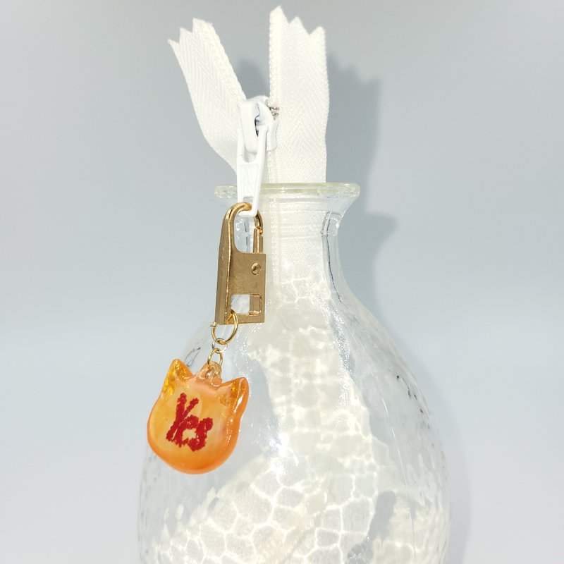 原创手作设计 /  使用 Padico 星の雫 uv胶 电脑绣文字拉链坠饰 - 吊饰 - 树脂 橘色