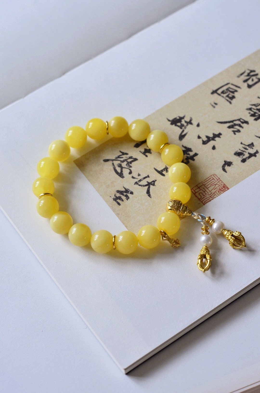 10mm天然白花蜜蜡 淡水珍珠鎏金配件设计单圈手持手串s - 手链/手环 - 半宝石 黄色