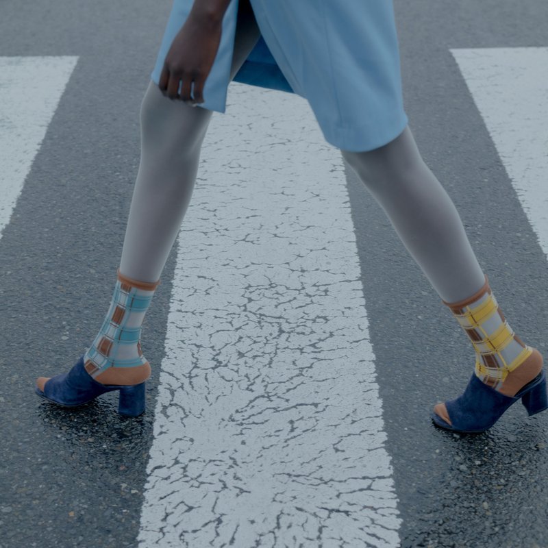 T074 Cookie Tartan 经典格纹不对称透肤袜 - 袜子 - 棉．麻 多色