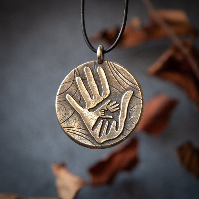 皮革绳款“团结”坠饰。猫头鹰鸟造型项链。家人双手图腾饰品。 - 项链 - 其他金属 橘色