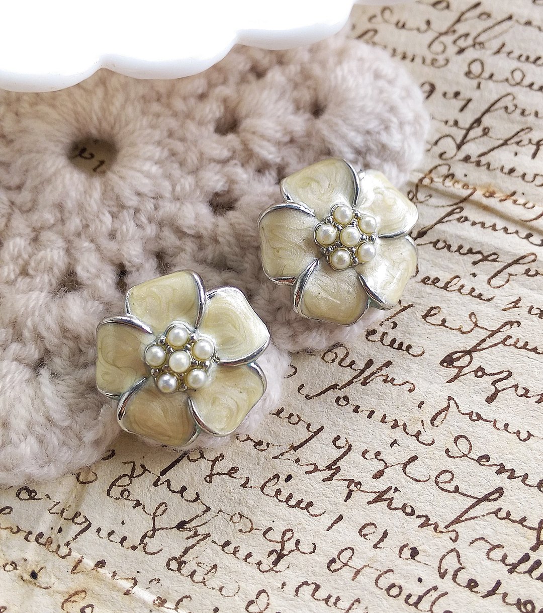 Vintage Jewelry 西洋古董饰品 摩登 拉丝珐琅 小花花卉 针式耳环 - 耳环/耳夹 - 其他金属 白色