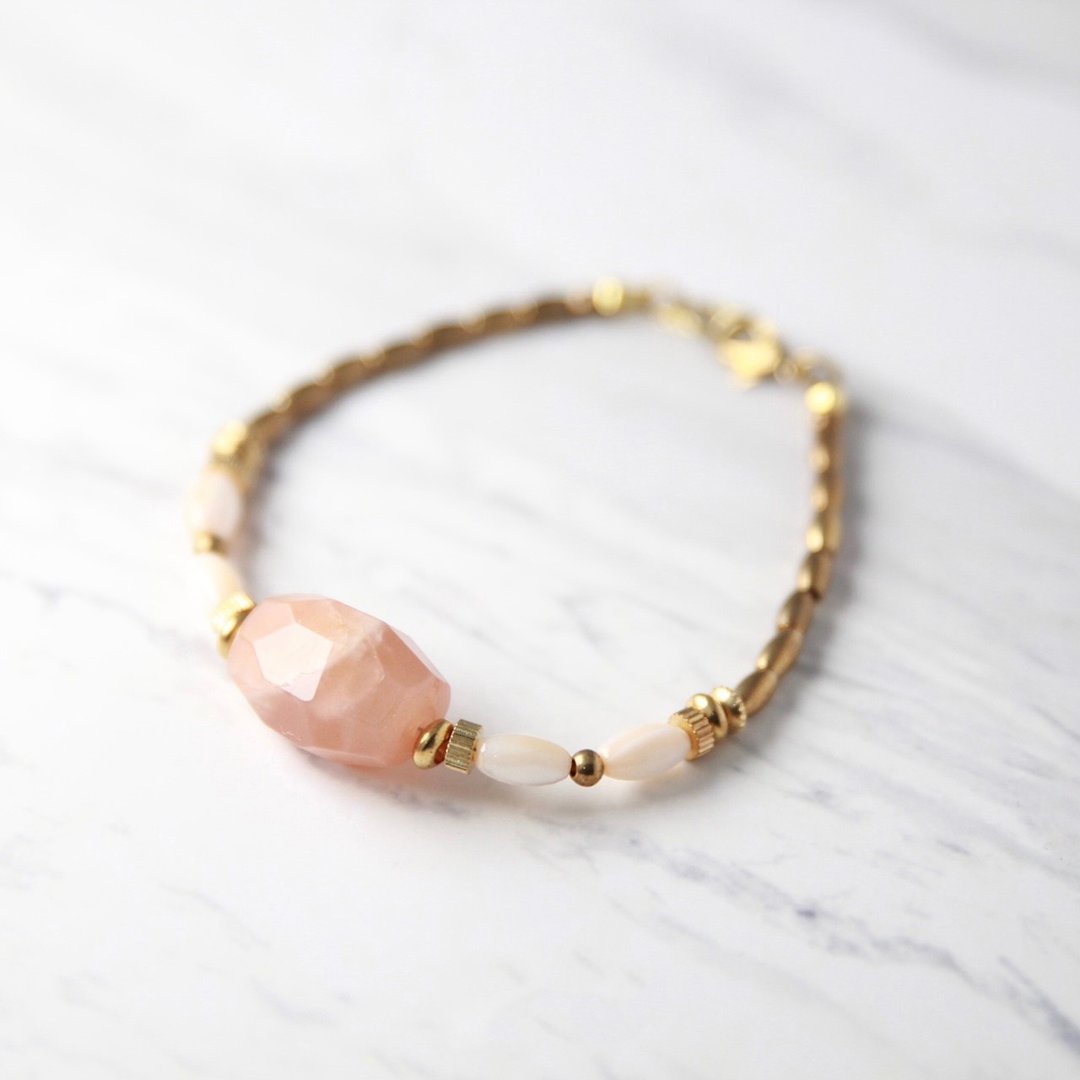 【Off-season sale】橙花心愿 | 橙月光珍珠黄铜手链 - 手链/手环 - 宝石 橘色