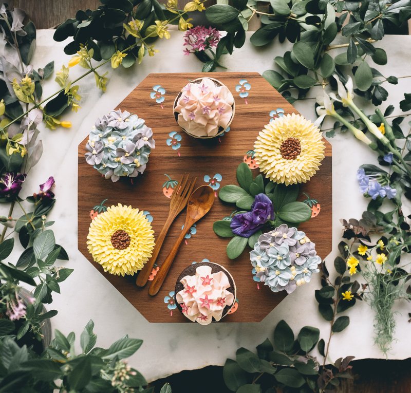 Strawberry and Pansies Teak Tray - 浅碟/小碟子 - 木头 咖啡色