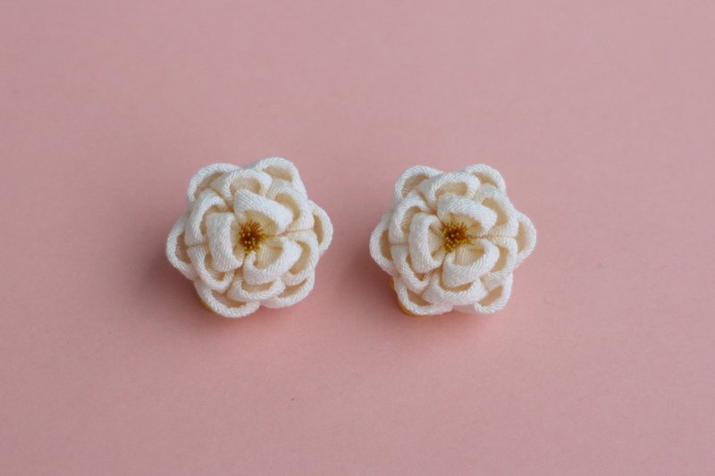 纯丝温柔山茶花耳针白色妻见工艺品日本浴衣和服圆玫瑰花玫瑰花 - 耳环/耳夹 - 丝．绢 白色