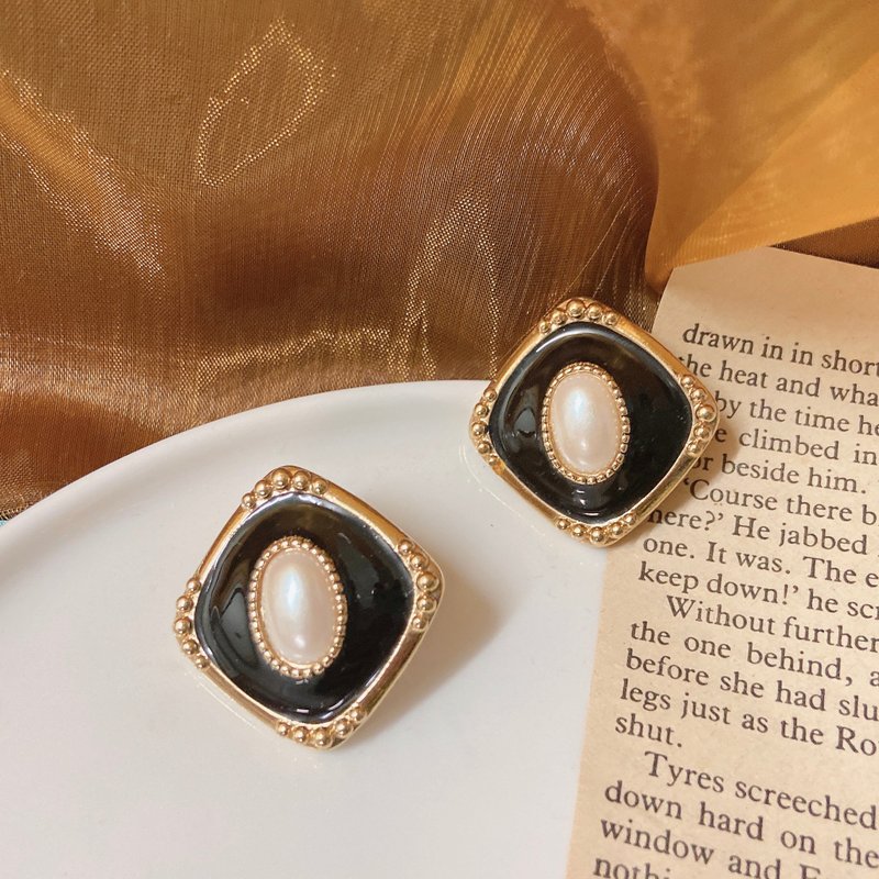 【西洋古董饰品】摩登珐琅圆角方框点缀金边设计 珍珠感 耳针耳环 - 耳环/耳夹 - 贵金属 金色