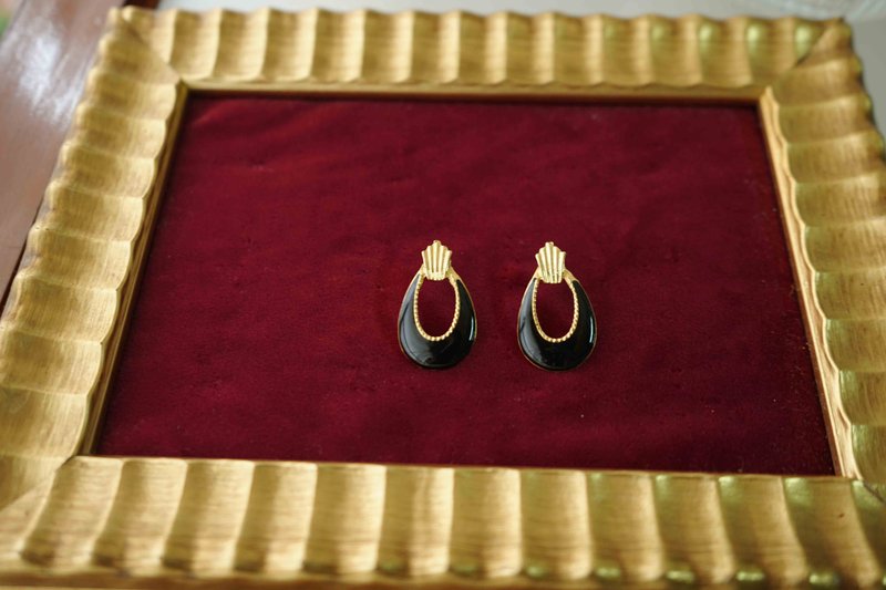 日本杂货-昭和复古典雅圆弧篓空水滴状黑珐琅古董针式耳环 - 耳环/耳夹 - 其他金属 黑色