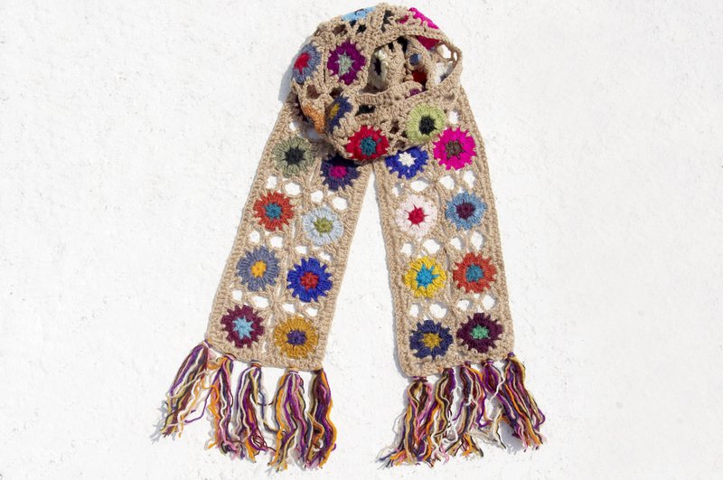 圣诞节礼物 限量一件 手工钩织羊毛围巾 / 花朵钩织丝巾 / 钩织围巾 / 手工编织丝巾 / 花朵编织拼接羊毛丝巾 - 北欧森林风花朵围巾 - 丝巾 - 羊毛 多色