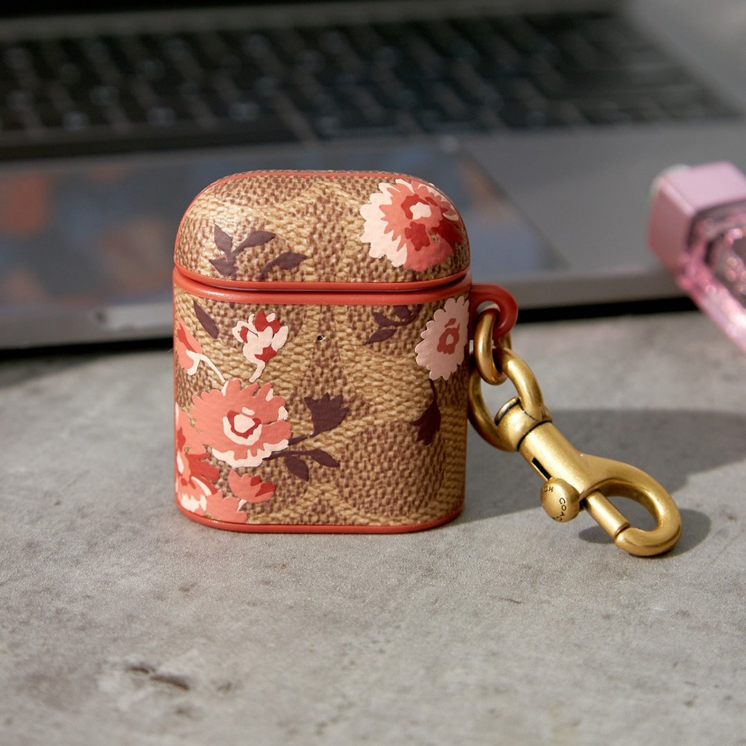 【COACH】AirPods 1/2代 精品保护壳 经典玫瑰大C - 耳机收纳 - 塑料 卡其色