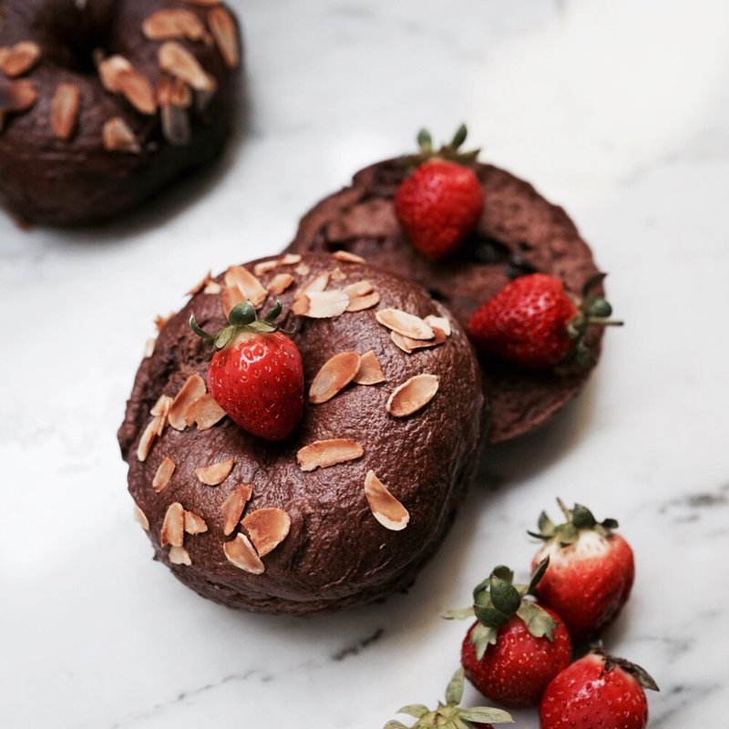 草莓熔岩海盐巧克力贝果 - 面包/吐司 - 新鲜食材 红色