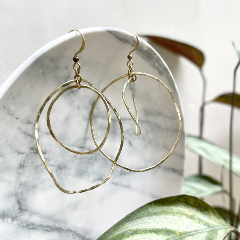 老林杂货 | 不规则黄铜双圈耳环 (针式 / 夹式) - 耳环/耳夹 - 铜/黄铜 金色