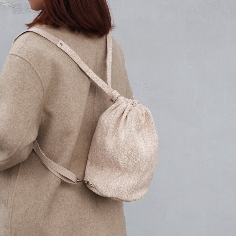 一筒棉麻背袋 可后背与斜背 - 后背包/双肩包 - 棉．麻 卡其色