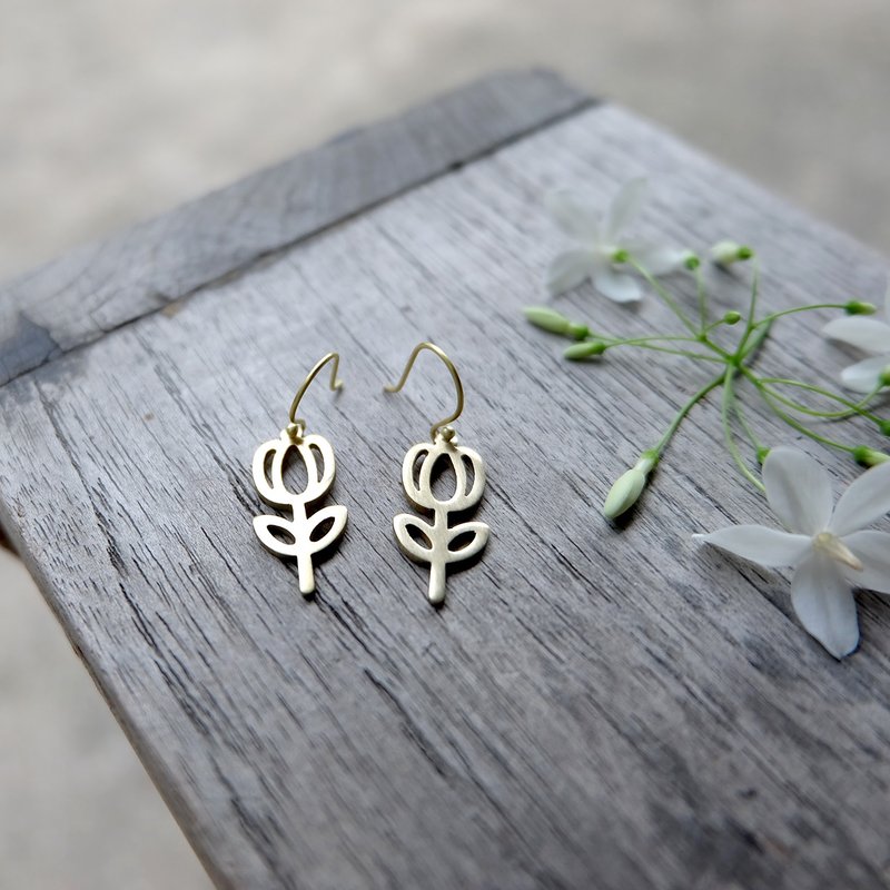 Petite Tulip brass earrings - 耳环/耳夹 - 铜/黄铜 金色