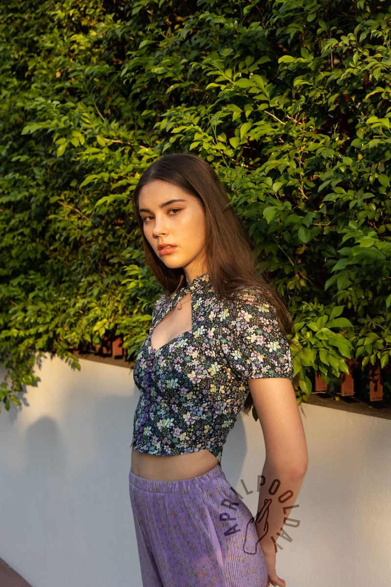 Aprilpoolday / MINI PUFF /  黑色碎花公主袖短版上衣 - 女装上衣 - 棉．麻 黑色