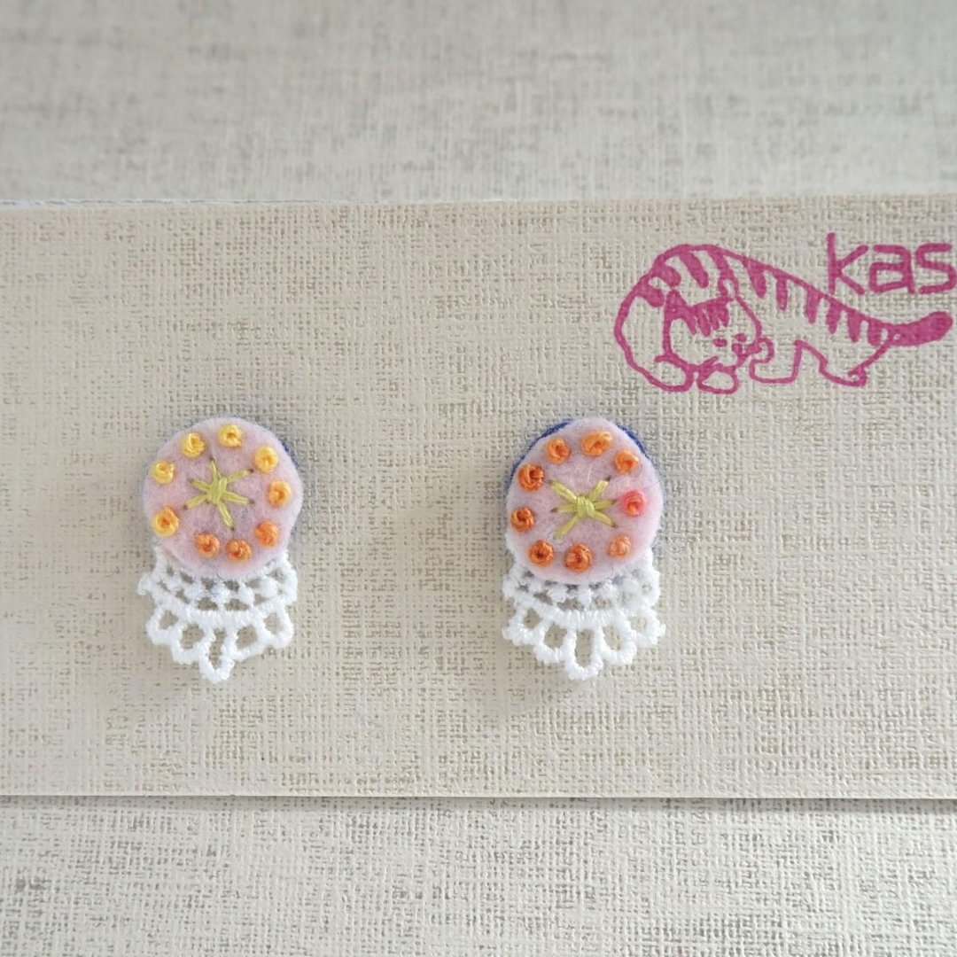 Hand embroidery pierced earring"Spring color Circle" - 耳环/耳夹 - 绣线 粉红色
