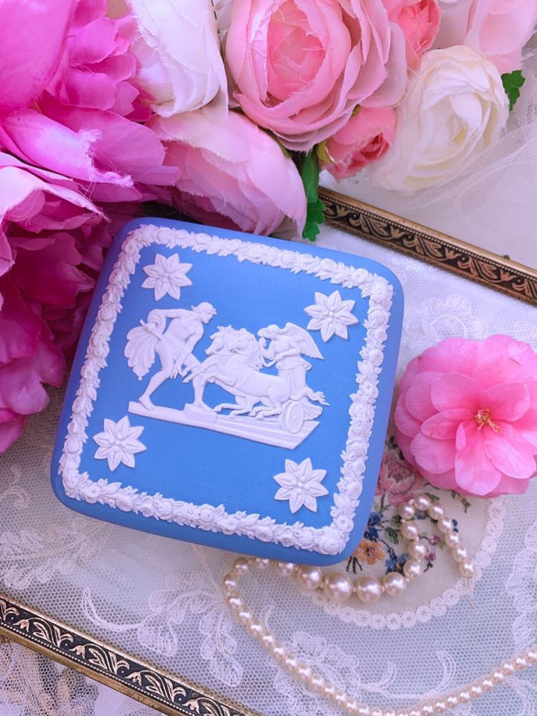 英国骨瓷Wedgwood蓝色碧玉浮雕希腊神话珠宝盒 库存品 - 收纳用品 - 瓷 蓝色