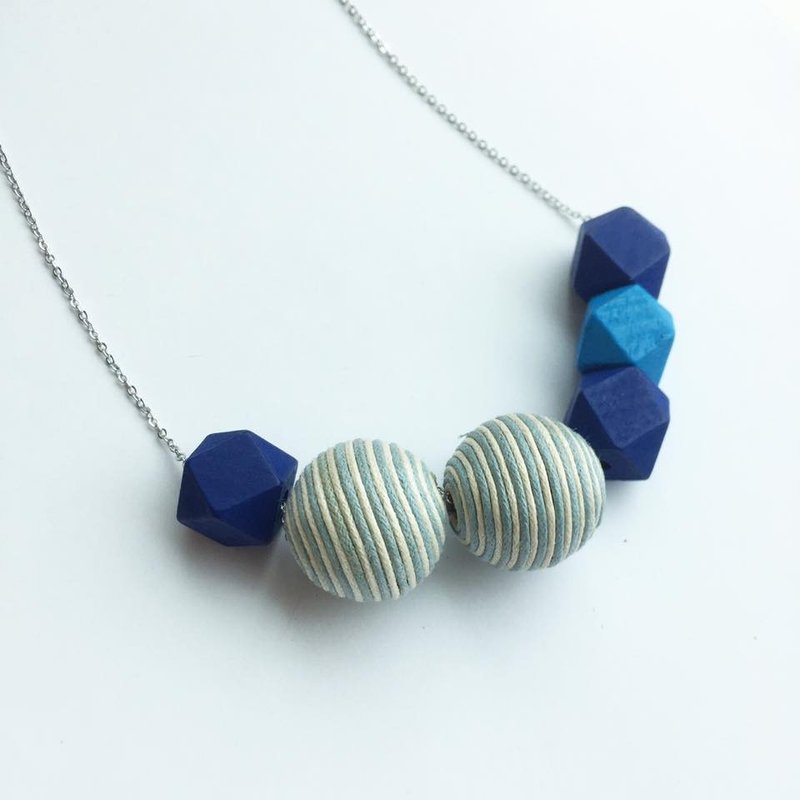 《LaPerle》几何 圆珠 木珠 宝蓝 粉蓝 间条 条子 原创 手作项链颈链首饰 镀铑铜链 Ball Royal Blue geometric Necklace Handmade stripes Free Shipping - 颈链 - 纸 蓝色