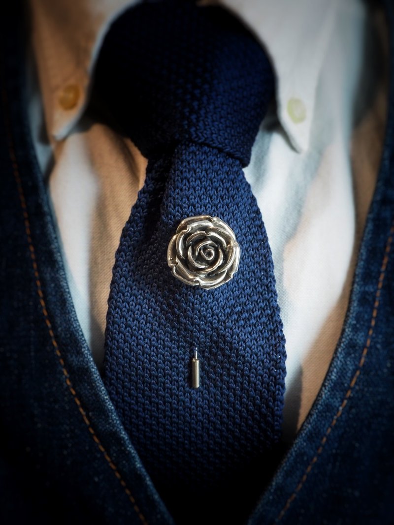 Rose Lapel Pin in White Bronze. - 胸针 - 其他金属 