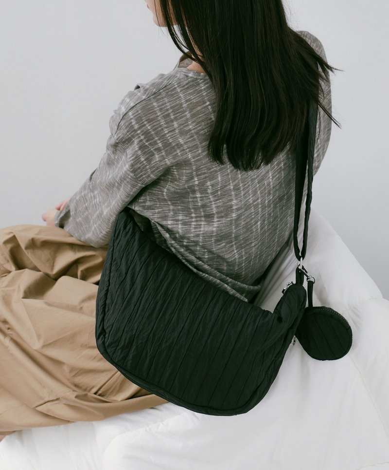 supportingrole简约慵懒蓬松弧线多用斜肩背包 黑 - 侧背包/斜挎包 - 其他人造纤维 黑色