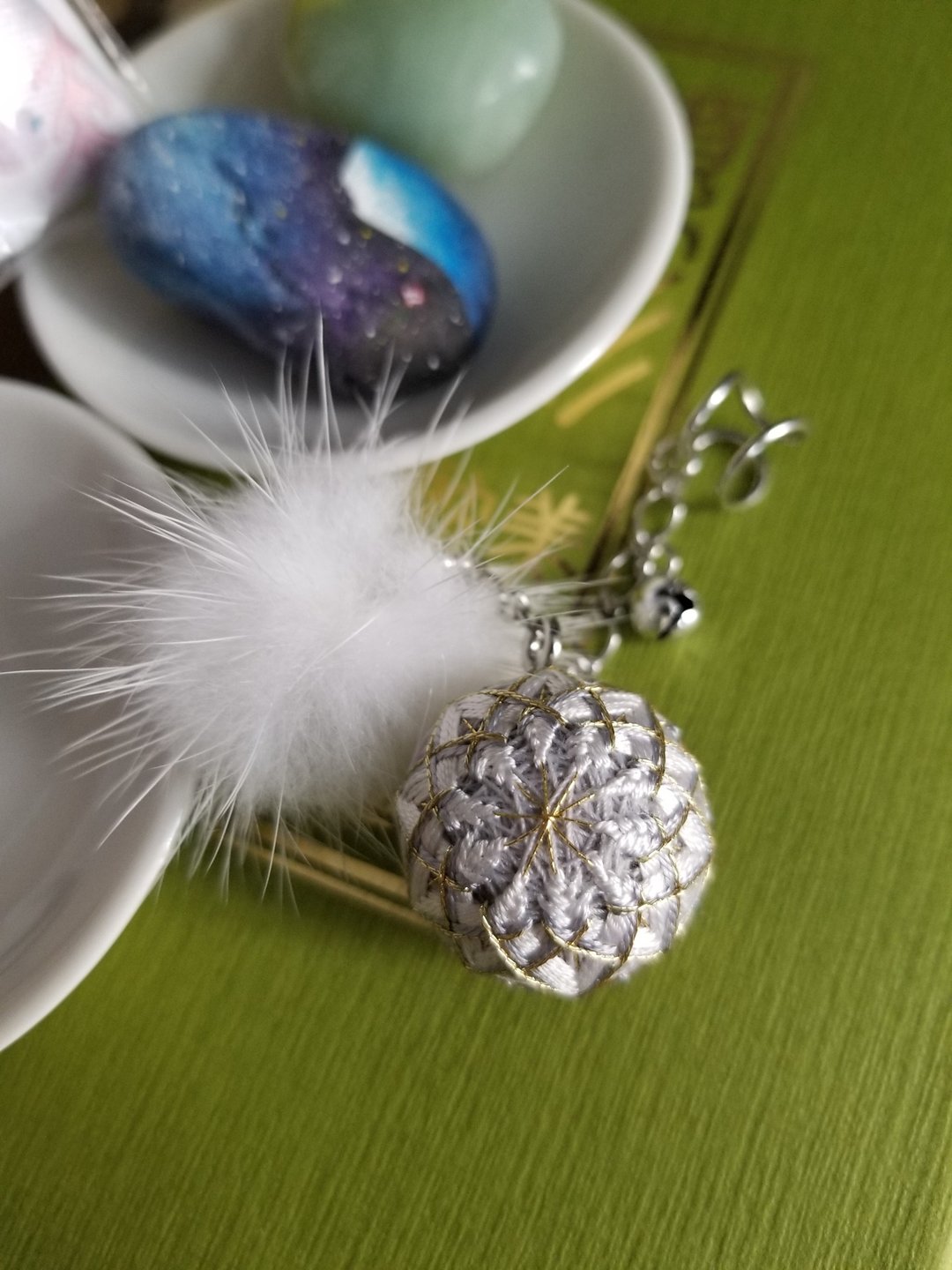彩线日和 迷你小鞠球 2cm 单品球耳饰 - 小银白 (全人手) - 耳环/耳夹 - 绣线 银色