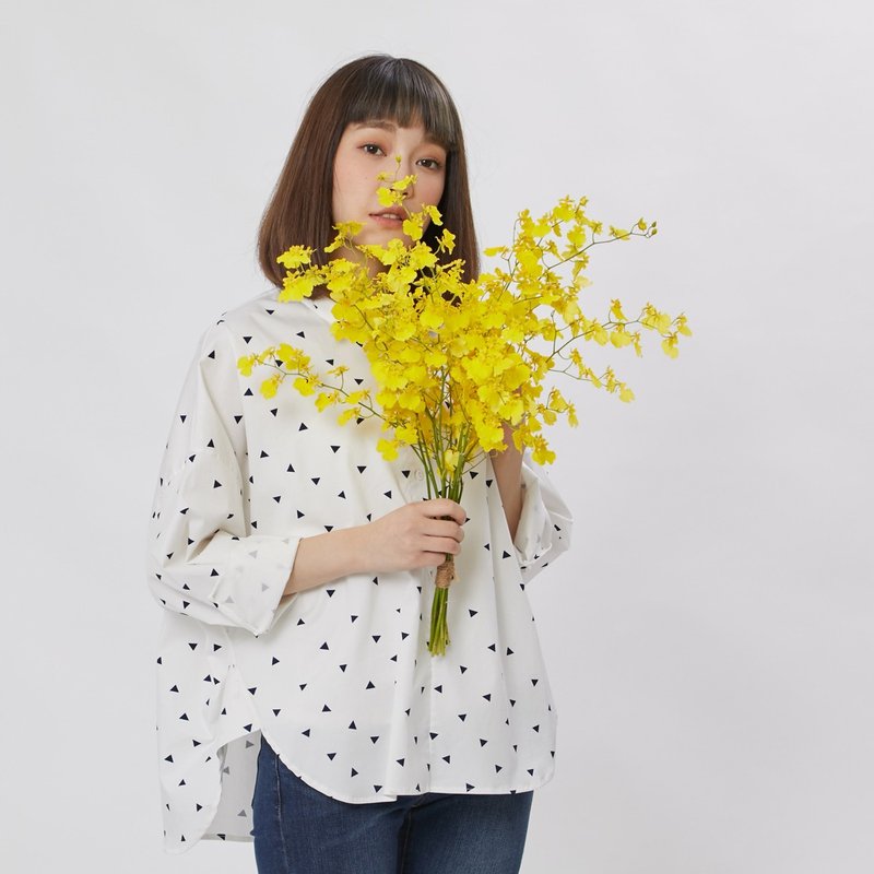 Tracy 淬兮半襟寬版襯衫/三角藍 - 女装上衣 - 棉．麻 白色