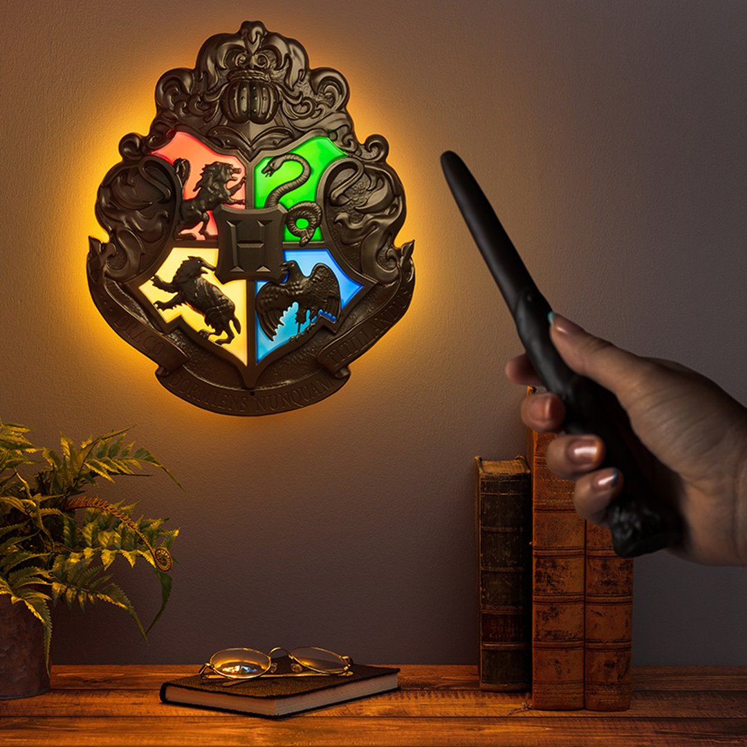 【新年情人节礼物首选】Harry Potter霍格华兹校徽LED 灯连魔杖遥 - 灯具/灯饰 - 塑料 咖啡色
