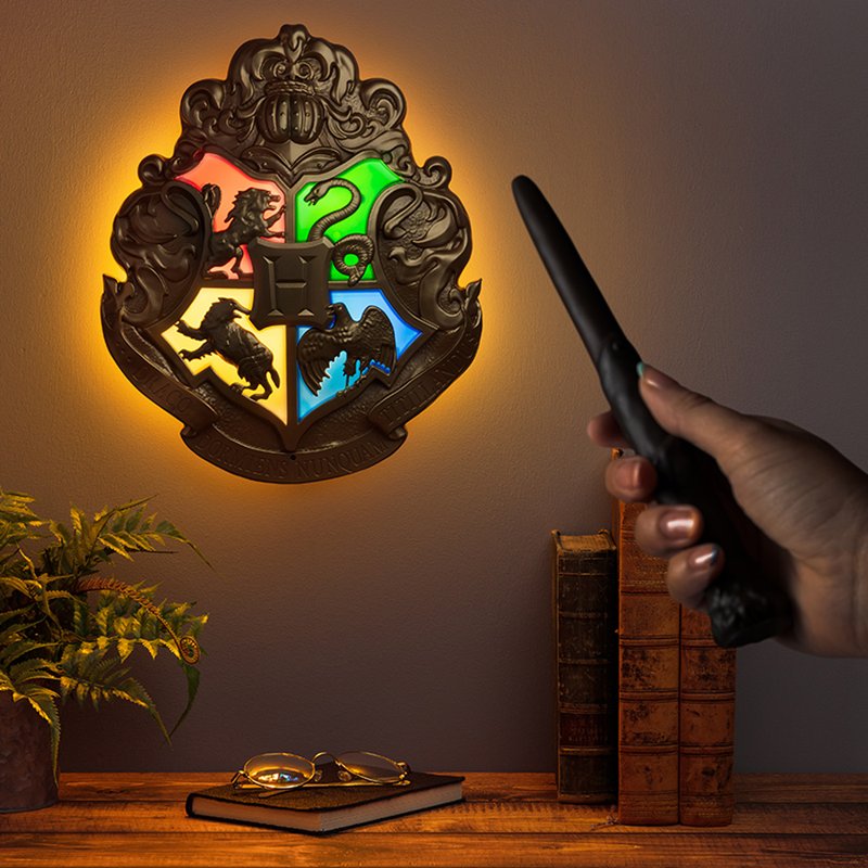 【新年情人节礼物首选】Harry Potter霍格华兹校徽LED 灯连魔杖遥 - 灯具/灯饰 - 塑料 咖啡色