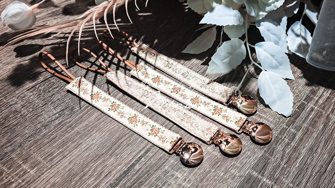 Handmade by Mina【日本布料】英式奶黄碎花条纹奶嘴链 可定制化 - 奶瓶/奶嘴 - 棉 多色