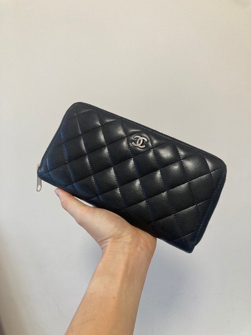 【LA LUNE】中古二手Chanel黑银色小羊皮革拉链长夹银钱包手拿袋 - 皮夹/钱包 - 真皮 黑色