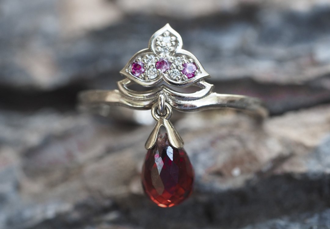 Gold ring with garnet, sapphires and diamonds. Lotus gold ring. - 戒指 - 贵金属 金色