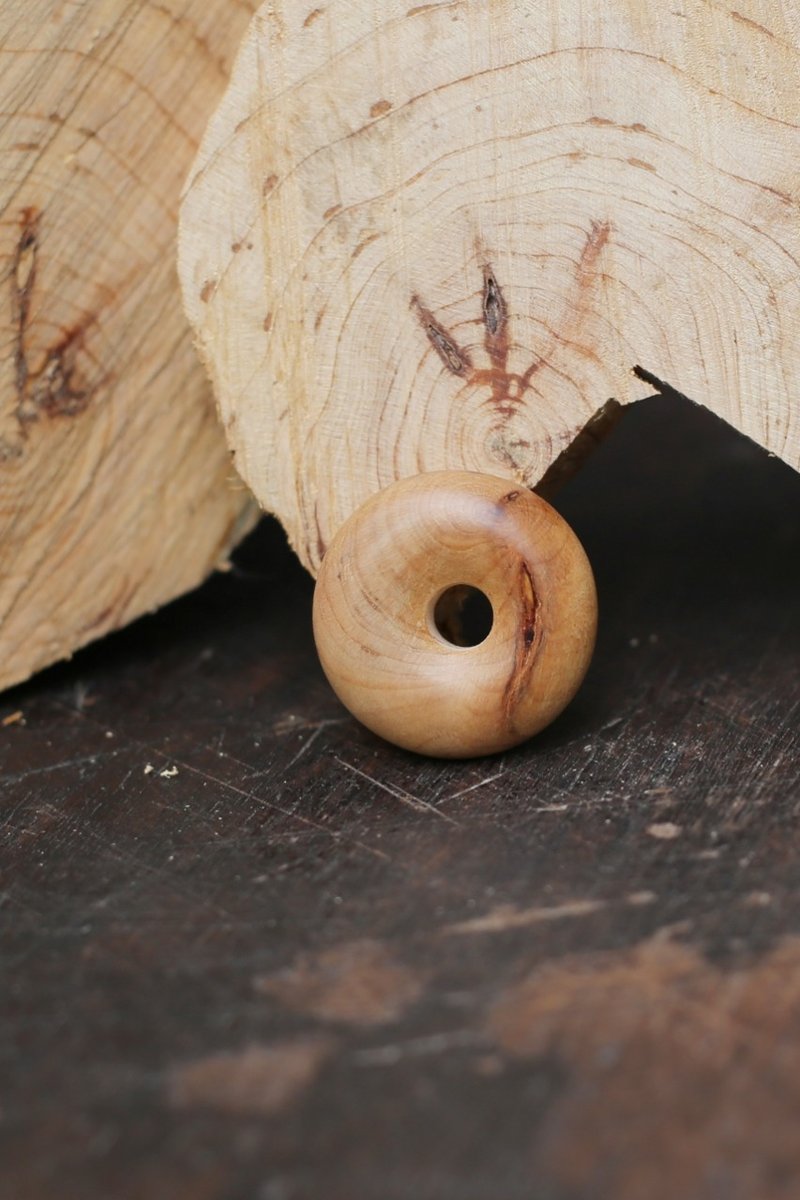 壹染指原创木雕 | 大巴山崖柏 瘤疤平安扣 吊坠 | 客制 - 项链 - 木头 咖啡色