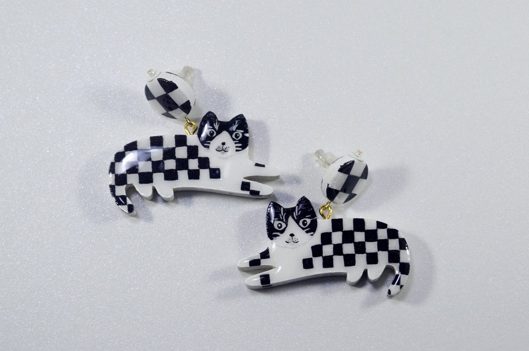 黑白棋盘格 圆与奶牛猫 猫猫耳环 手绘木制 - 耳环/耳夹 - 木头 黑色