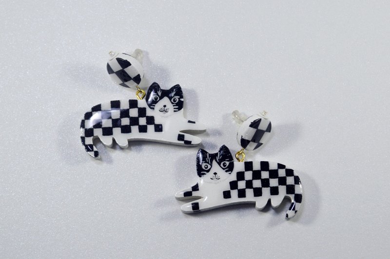 黑白棋盘格 圆与奶牛猫 猫猫耳环 手绘木制 - 耳环/耳夹 - 木头 黑色