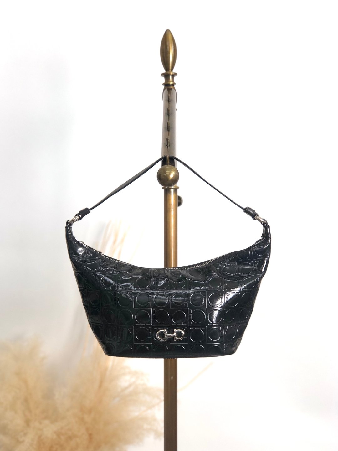 【VintageShop solo 日本直送中古包专卖店】Salvatore Ferragamo Gancini 手提包 黑色 经典图纹 漆皮 vintage 古董 46khvf - 手提包/手提袋 - 真皮 黑色