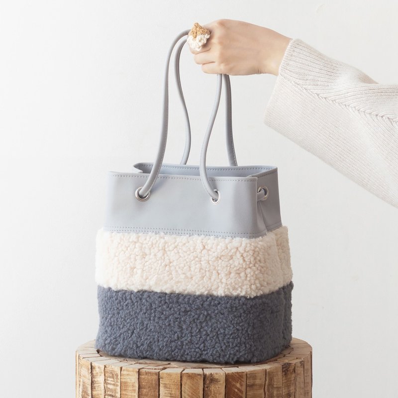 冬新品 小方型多用水桶包 灰白色拼接 PUx羊羔绒 手提/托特/侧背 - 侧背包/斜挎包 - 人造皮革 灰色