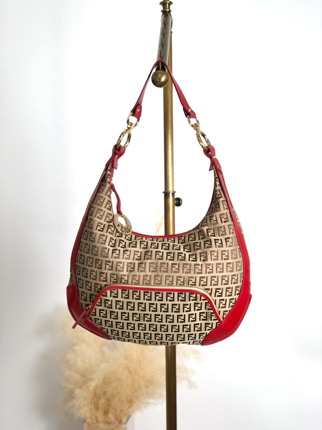 【 日本直送 名牌中古包 】FENDI 芬迪 经典缇花图腾 肩背包 棕色 × 红色 帆布 吊饰 vintage 复古 wcjejn - 侧背包/斜挎包 - 棉 咖啡色