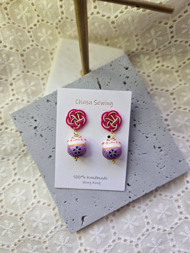 水引编织 |  水引梅花结招财猫耳环 - 耳环/耳夹 - 绣线 