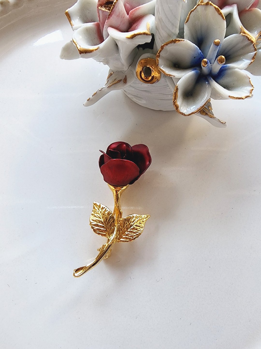 美国西洋古董饰品/ Giovanni丝绸红玫瑰胸针/别针/复古珠宝首饰 - 胸针 - 其他金属 