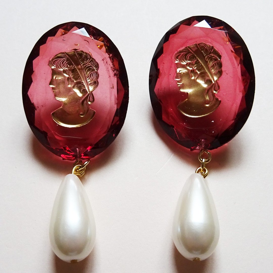 Sedmikrasky Lady Cameo Earrings / Wine Red - 耳环/耳夹 - 塑料 红色