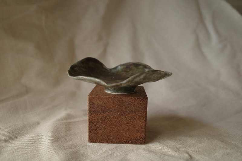 手捏波浪陶制小碟 有圈足 - 夏日池塘 - 浅碟/小碟子 - 陶 绿色