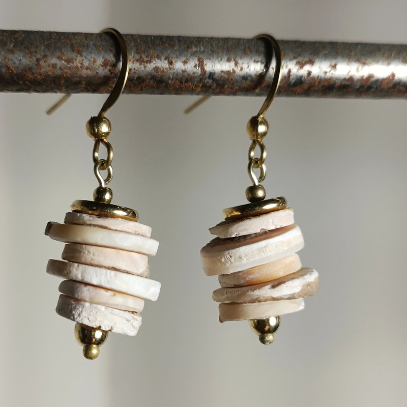 盘型贝壳黄铜耳环 - 耳环/耳夹 - 铜/黄铜 白色