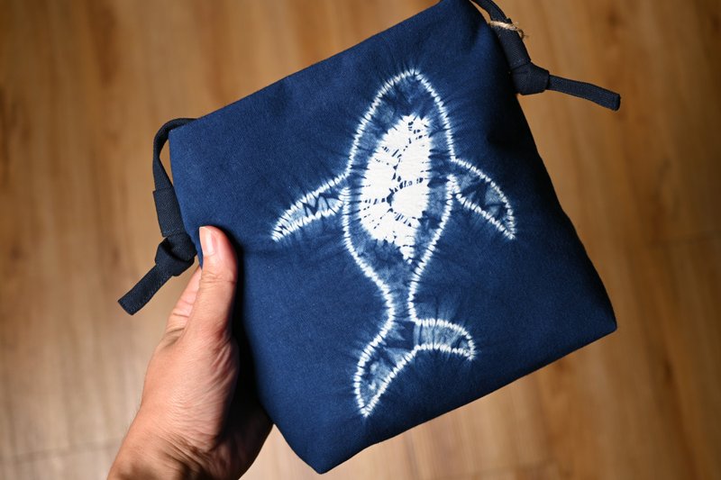 【记忆有限】蓝染随身包/斜背包-鲸鱼台湾 - 侧背包/斜挎包 - 棉．麻 蓝色