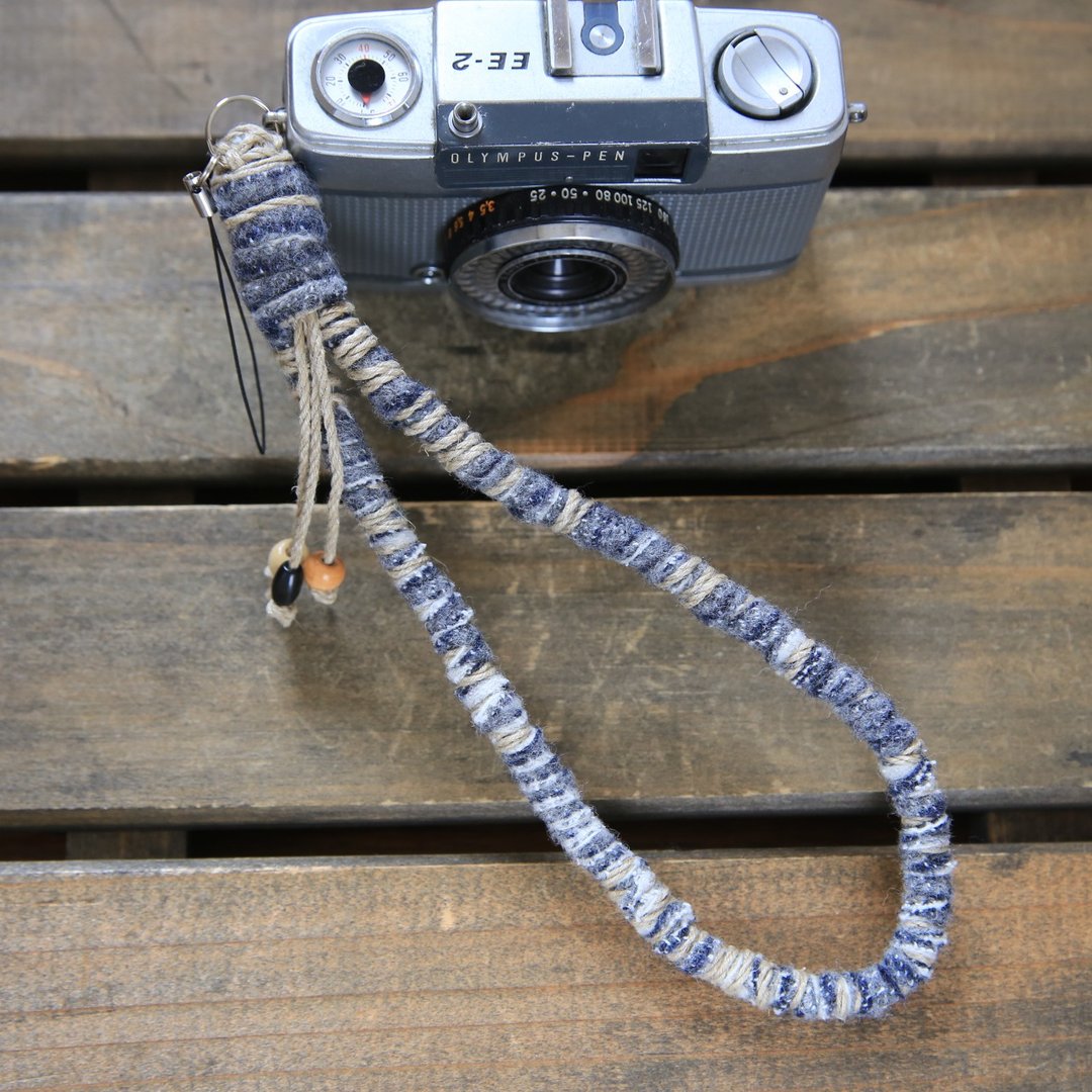 Hand camera strap made of ripped yarn and hemp string (gray) - 手机配件 - 棉 灰色