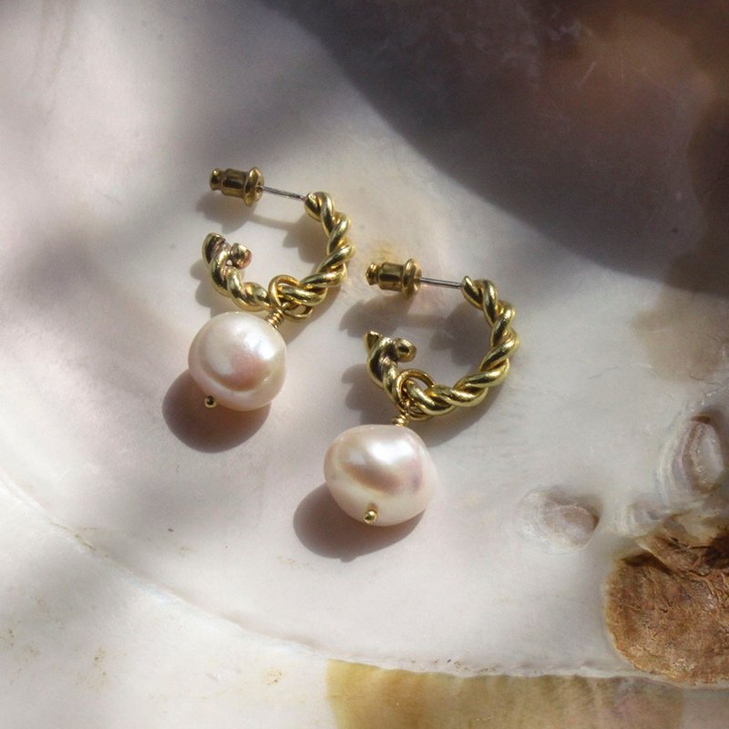 珍珠绳索麻花黄铜圈耳环 - 925纯银耳针 / 夹式耳环 - 耳环/耳夹 - 宝石 白色