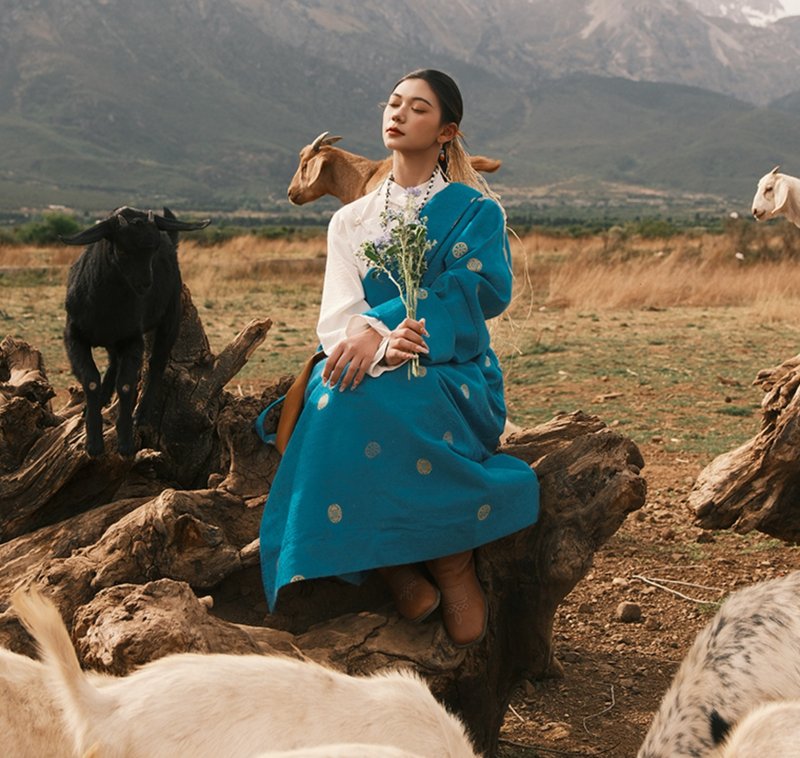 【梵音 孔雀翎羽的华彩】 城市游牧风/暗纹绣花/织锦藏袍 - 女装休闲/机能外套 - 其他材质 蓝色