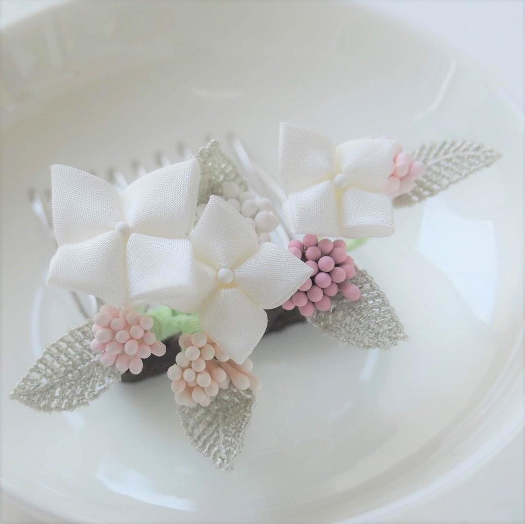 【花嫁】纯白真丝紫阳花绣球花发梳发叉发插 婚礼定制 つまみ细工 - 发饰 - 丝．绢 白色