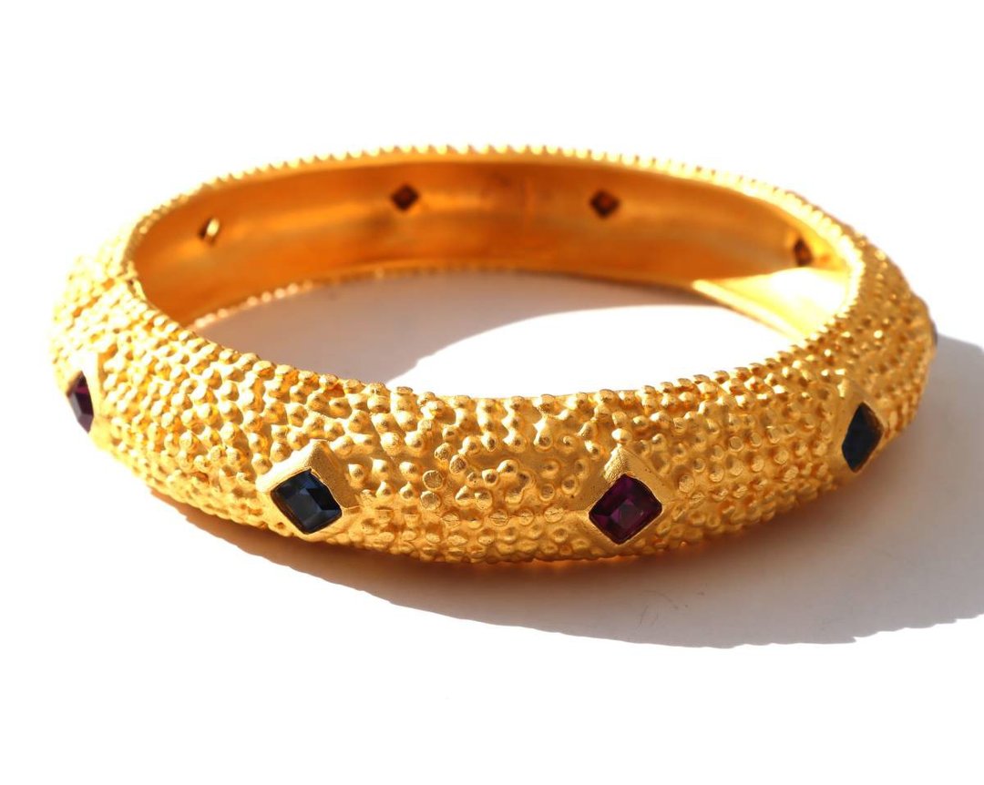 80s vintage gold tone emboss bangle - 手链/手环 - 其他材质 金色
