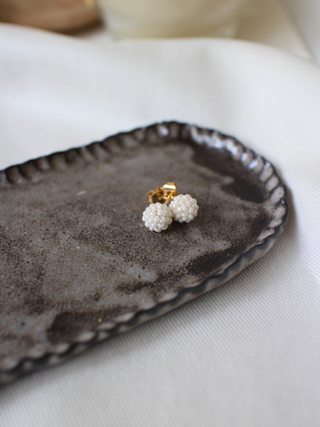 串珠耳饰_金平糖/珍珠白/beading earrings - 耳环/耳夹 - 绣线 白色